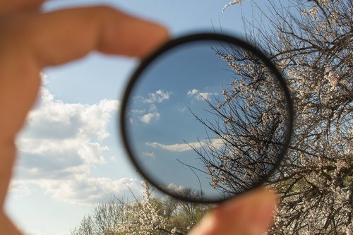La lente polarizada mejora la nitidez y elimina los brillos incómodos.
